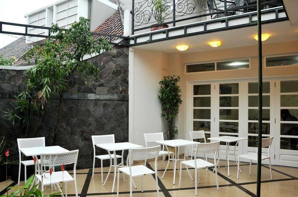 La Nostalgie Boutique Guest House Бандунг Экстерьер фото